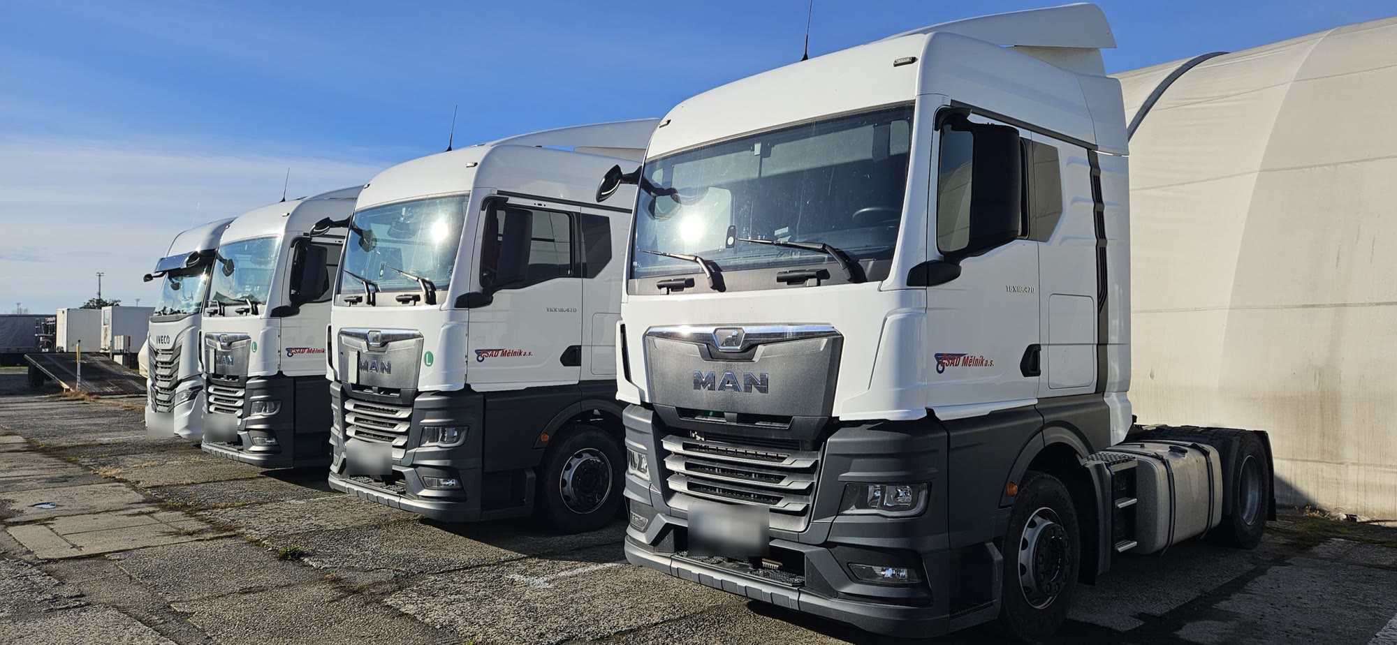Řada tahačů MAN a IVECO ČSAD Mělník