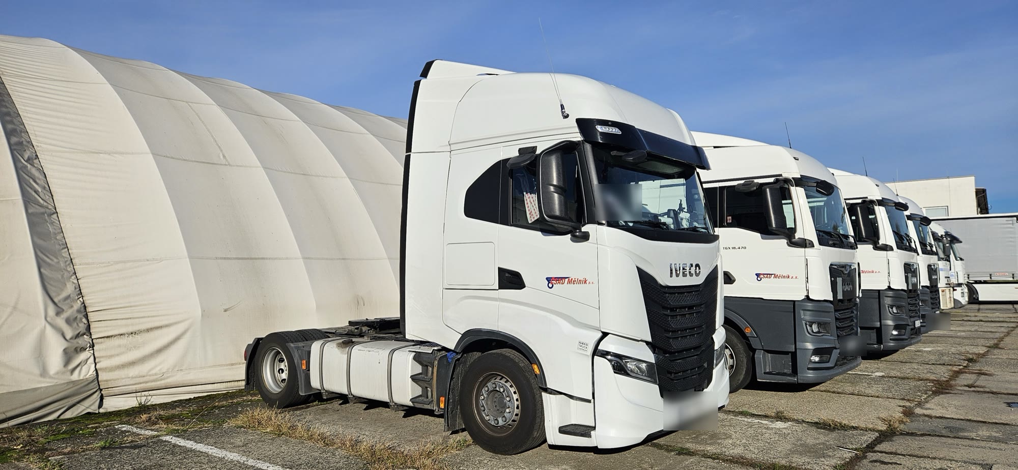 Tahače IVECO ČSAD Mělník v řadě na parkovišti